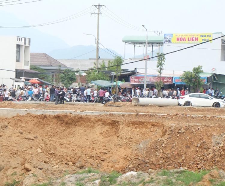 Hundreds of people have arrived in Hoa Vang after the relocation of Dana-Italy and Dana-Australia