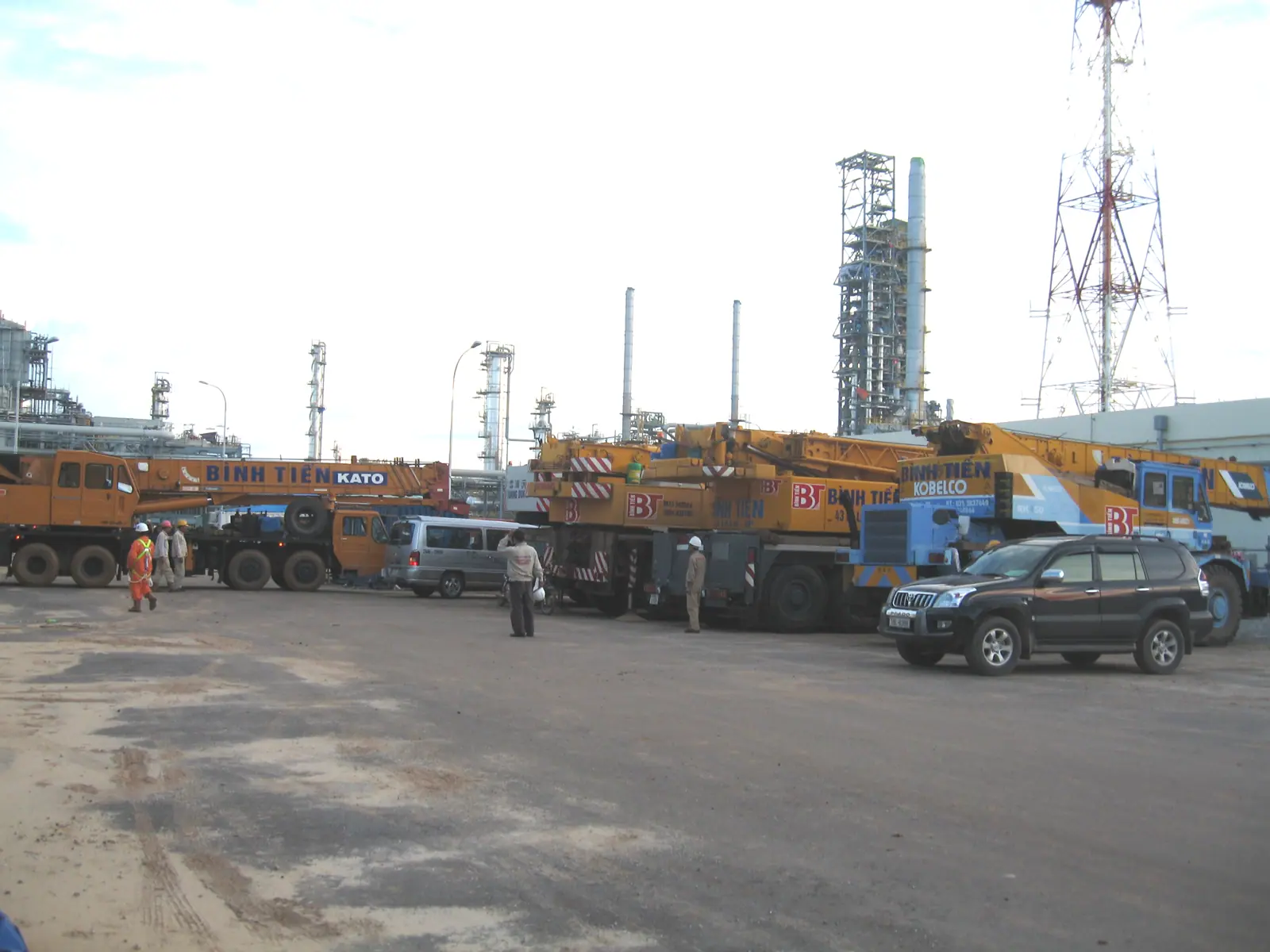 Cho thuê thiết bị nâng hạ: xe cẩu, xe nâng, xe vận tải