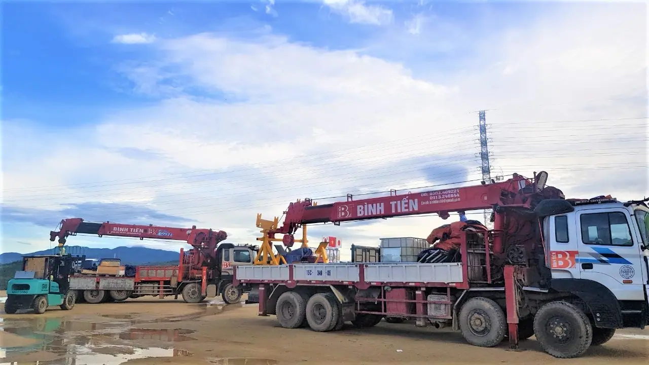 Truck-mounted cargo crane rental – 3