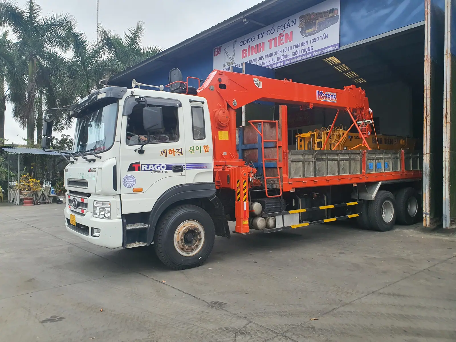 Truck-mounted cargo crane rental