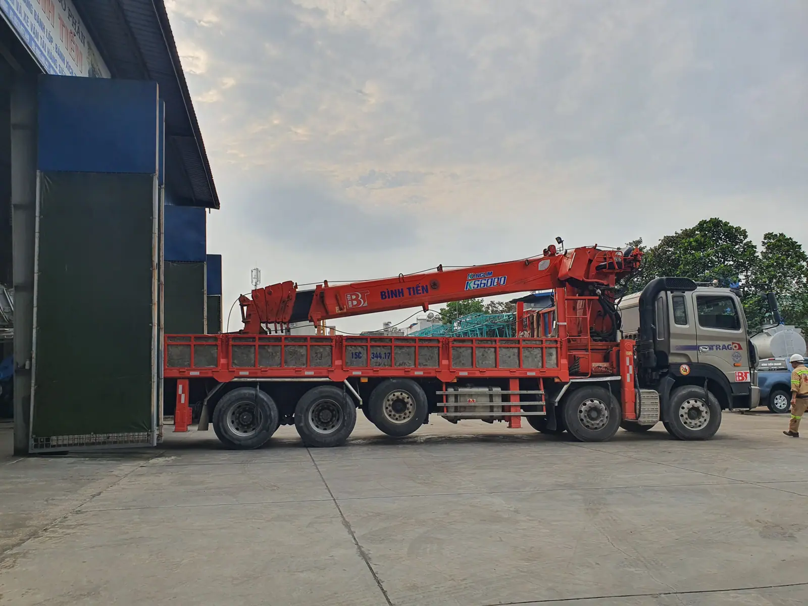 Truck-mounted cargo crane rental – 2