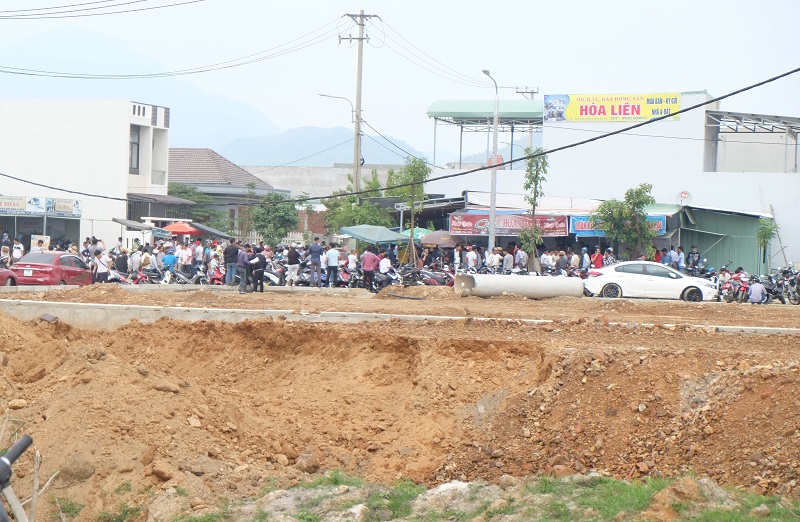 Hundreds of people have arrived in Hoa Vang after the relocation of Dana-Italy and Dana-Australia